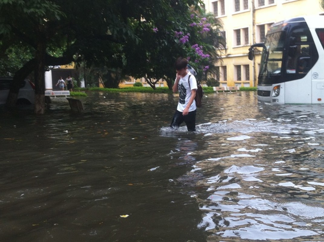 Canh cac truong DH o Ha Noi thanh bien nuoc vi ngap lut-Hinh-7